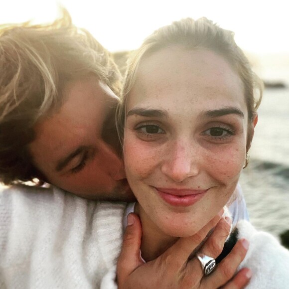 Camille Lou et Romain Laulhe en couple, les plus belles photos des amoureux.