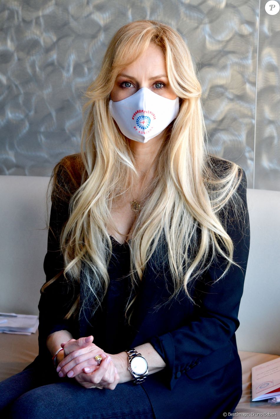 Exclusif - Adriana Karembeu Ohanian, à l'occasion de l'année internationale de l'infirmière et de la sage-femme, a fait un don de 2000 masques de protection "Year of Nurse by Adriana" aux infirmières de la Principauté de Monaco et des communes limitrophes, à la Brasserie de Monaco, le 3 décembre 2020. © Bruno Bebert / Bestimge