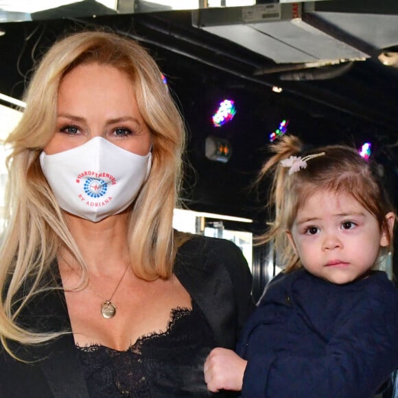 Exclusif - Adriana Karembeu Ohanian et sa fille Nina - Adriana Karembeu Ohanian, à l'occasion de l'année internationale de l'infirmière et de la sage-femme, a fait un don de 2000 masques de protection "Year of Nurse by Adriana" aux infirmières de la Principauté de Monaco et des communes limitrophes, à la Brasserie de Monaco, le 3 décembre 2020.© Bruno Bebert / Bestimge 