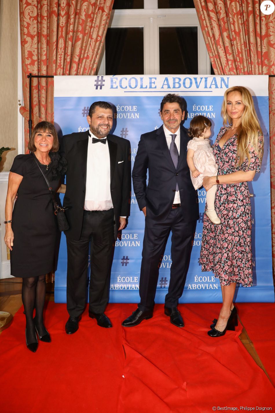 Evelyne Melkonian, Richard Findykian, Aram Ohanian, sa femme Adriana Karembeu et leur fille Nina Ohanian - Photocall de la soirée caritative organisée au Palais du Pharo, au profit de l'école arménienne Abovian. Marseille, le 26 octobre 2019. © Philippe Doignon / Bestimage