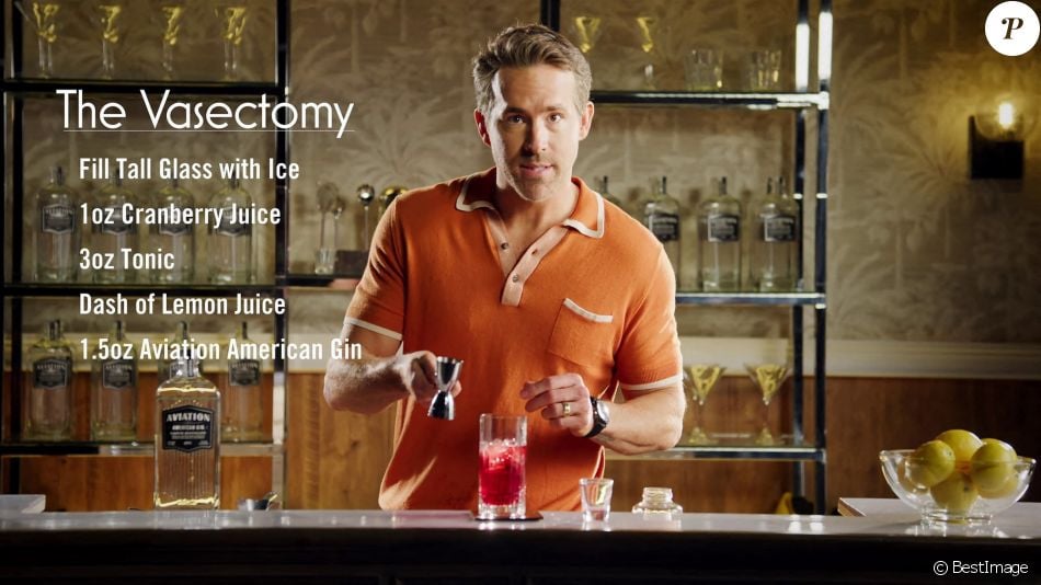 Ryan Reynolds donne la recette du cocktail "Vasectomy" pour la fête des pères avec sa marque d'alcool "Aviation Gin" dans une publicité. Los Angeles. Le 14 juin 2021.