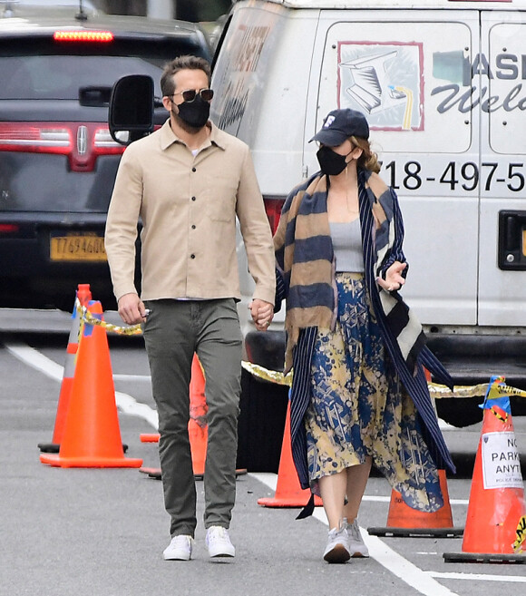 Exclusif - Ryan Reynolds et sa femme Blake Lively se promènent main dans la main dans les rues de New York, le 28 avril 2021.