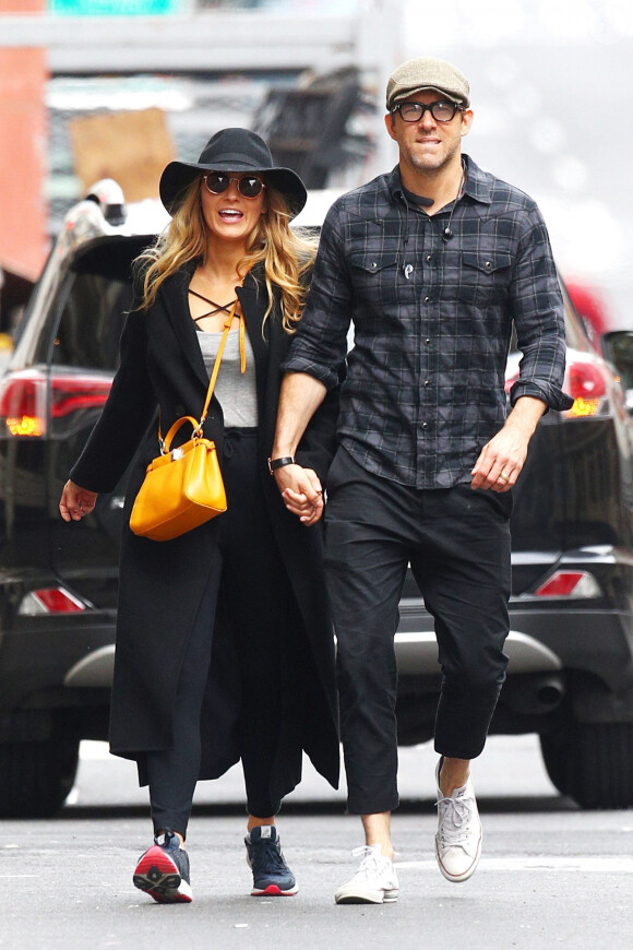 Exclusif - Blake Lively et son mari Ryan Reynolds se baladent main dans la main dans les rues de West Village à New York, le 24 mai 2017.