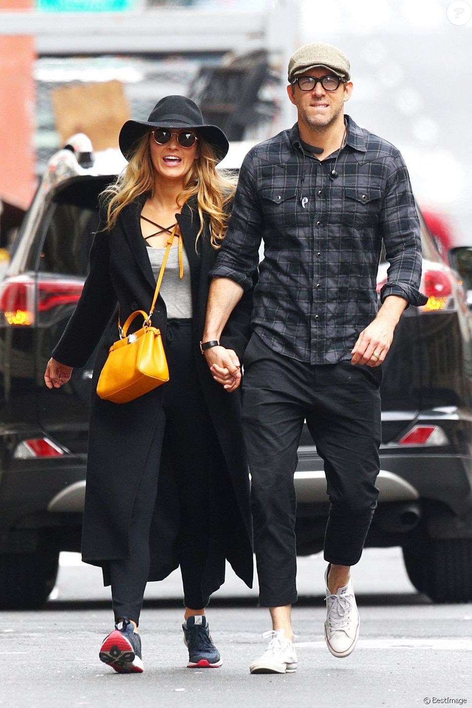 Exclusif - Blake Lively et son mari Ryan Reynolds se baladent main dans la main dans les rues de West Village à New York, le 24 mai 2017.