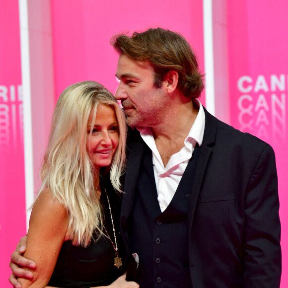 Patrick Puydebat et sa compagne au photocall de la seconde soirée du festival Canneseries saison 3 au Palais des Festivals à Cannes, le 10 octobre 2020. © Bruno Bebert / Bestimage