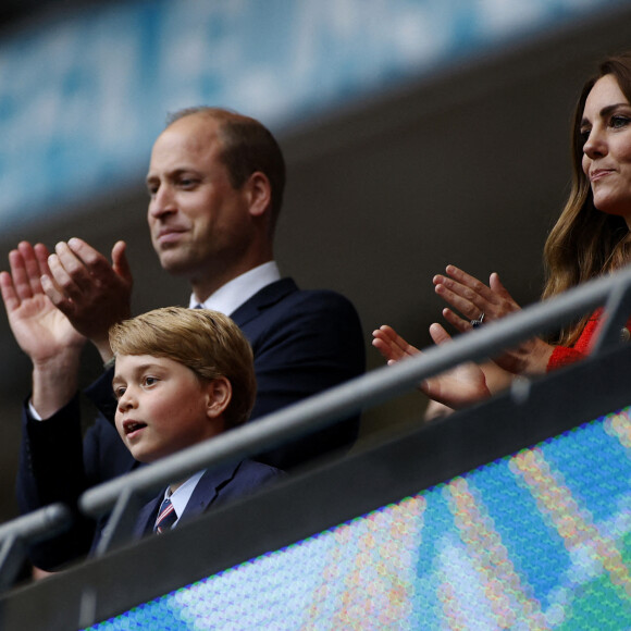 Le prince William, duc de Cambridge, Catherine (Kate) Middleton, duchesse de Cambridge, et leur fils le prince George de Cambridge dans les tribunes du huitième de finale de l'EURO 2020 opposant l'Angleterre et l'Allemagne au stade de Wembley à Londres, Royaume Uni, le 29 juin 2021.