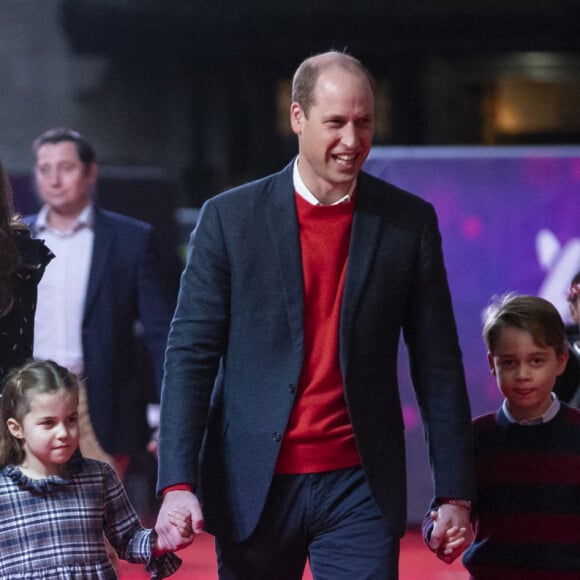 Le prince William, duc de Cambridge, et Catherine (Kate) Middleton, duchesse de Cambridge, avec leurs enfants le prince George, la princesse Charlotte et le prince Louis ont assisté à un spectacle donné en l'honneur des personnes qui ont été mobilisées pendant la pandémie au Palladium à Londres, Royaume Uni, le 11 décembre 2020.