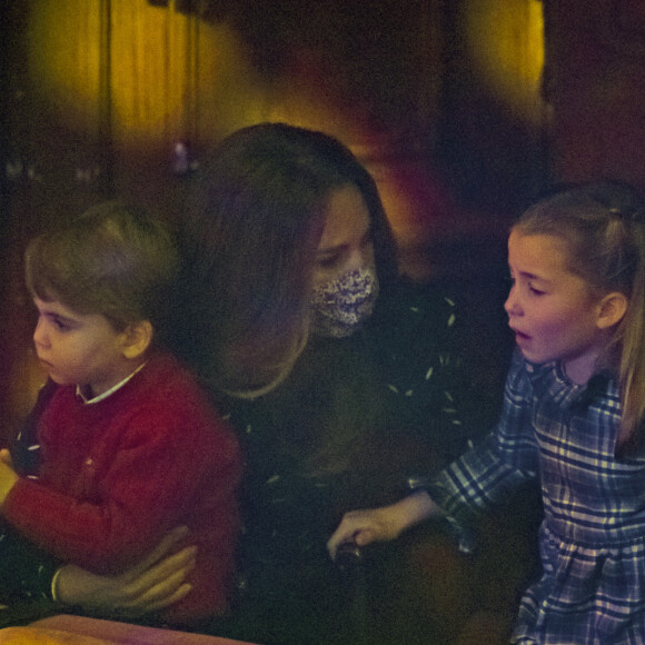Catherine (Kate) Middleton, duchesse de Cambridge, avec ses enfants le prince George, la princesse Charlotte et le prince Louis ont assisté à un spectacle donné en l'honneur des personnes qui ont été mobilisées pendant la pandémie au Palladium à Londres, Royaume Uni, le 11 décembre 2020.