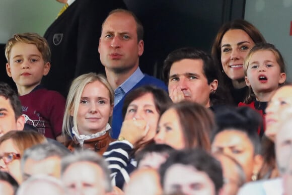 Le prince William, duc de Cambridge, Catherine (Kate) Middleton, duchesse de Cambridge et leurs enfants, le prince George et la princesse Charlotte, assistent à un match de Premier League opposant Norwich City à Aston Villa au stade Carrow Road, à Norwich, Royaume Uni, le 5 octobre 2019.