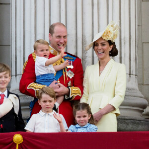 Le prince William, duc de Cambridge, et Catherine (Kate) Middleton, duchesse de Cambridge, le prince George de Cambridge, la princesse Charlotte de Cambridge, le prince Louis de Cambridge - La famille royale au balcon du palais de Buckingham lors de la parade Trooping the Colour 2019, célébrant le 93ème anniversaire de la reine Elisabeth II, Londres.