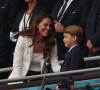 Kate Middleton et son fils le prince George lors de la finale de l'Euro au stade Wembley, à Londres.
