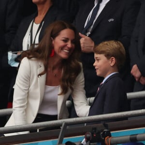 Kate Middleton et son fils le prince George lors de la finale de l'Euro au stade Wembley, à Londres.