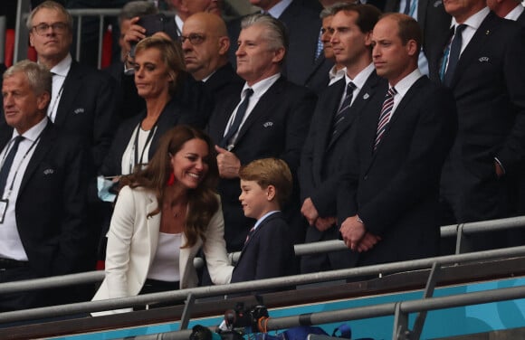 Kate Middleton et son fils le prince George lors de la finale de l'Euro au stade Wembley, à Londres.