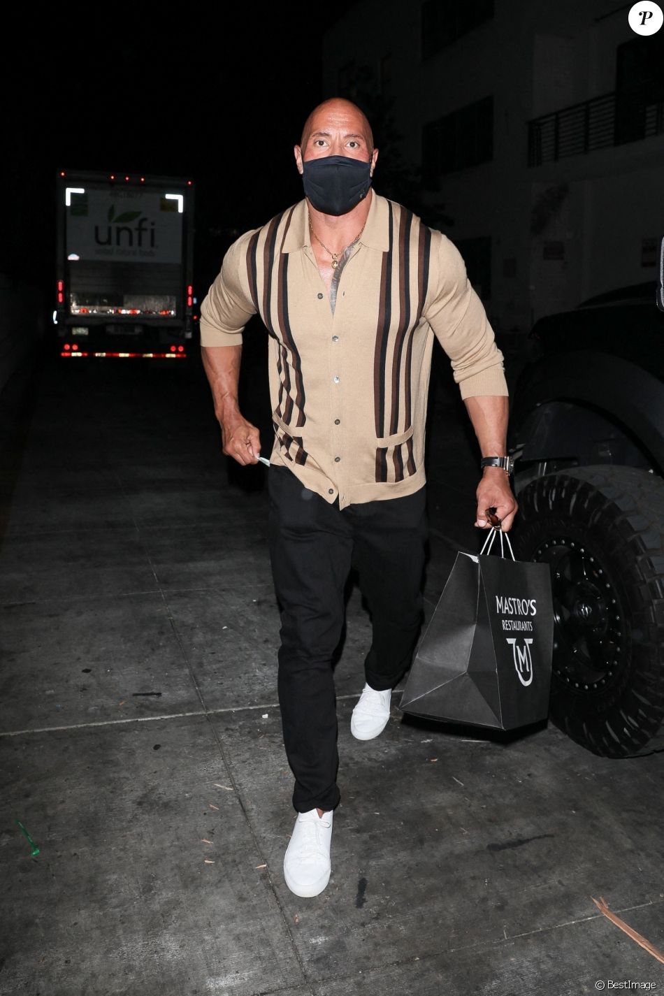 Dwayne Johnson et sa femme Lauren Hashian sont allés dîner au restaurant Mastro's Steakhouse à Beverly Hills, Los Angeles, le 8 juin 2021.