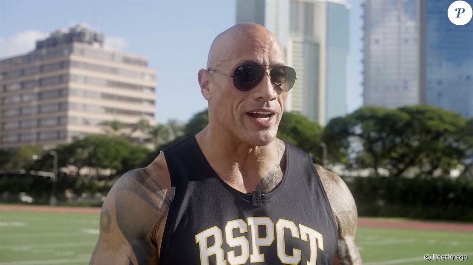 Dwayne Johnson est de retour dans son ancien lycée à Hawaï, en préambule de la série retraçant sa vie, "Young Rock" diffusée sur NBC.