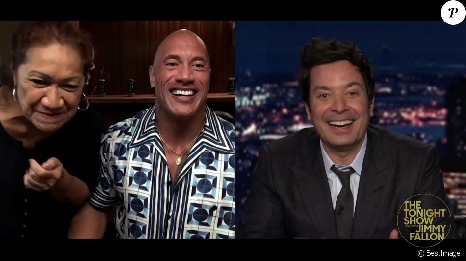 Dwayne Johnson chante en duo au ukulélé avec sa mère en visioconférence dans l'émission de Jimmy Fallon, "The Tonight Show", le 11 février 2021.