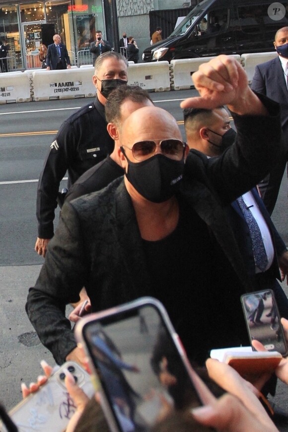 Vin Diesel signe des autographes lors de la première du film "Fast and Furious 9" à Hollywood le 18 juin 2021.