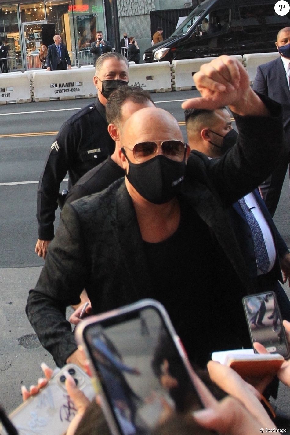 Vin Diesel signe des autographes lors de la première du film "Fast and Furious 9" à Hollywood le 18 juin 2021.