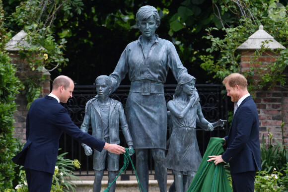 Le prince William et son frère le prince Harry - Inauguration de la statue de leur mère, la princesse Diana, dans les jardins de Kensington Palace. Londres, le 1er juillet 2021.