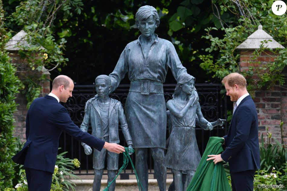 Le prince William et son frère le prince Harry - Inauguration de la statue de leur mère, la princesse Diana, dans les jardins de Kensington Palace. Londres, le 1er juillet 2021.