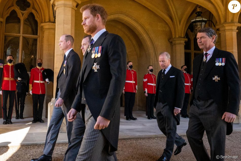 Le prince Andrew, le prince Edward, le prince William, Peter Phillips, le prince Harry - Arrivées aux funérailles du prince Philip, duc d'Edimbourg à la chapelle Saint-Georges du château de Windsor, le 17 avril 2021.