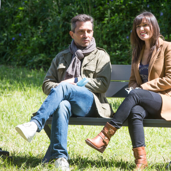 Sebastien Roch et Elsa Esnoult lors d'un tournage de la série "Les Mystères de l'amour" à Cergy-Pontoise (Val d'Oise).
