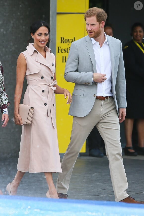 Le prince Harry, duc de Sussex et sa femme Meghan Markle, duchesse de Sussex, arrivent à l'exposition commémorative du centenaire de la naissance de Nelson Mandela au centre Southbank à Londres le 17 juillet 2018.
