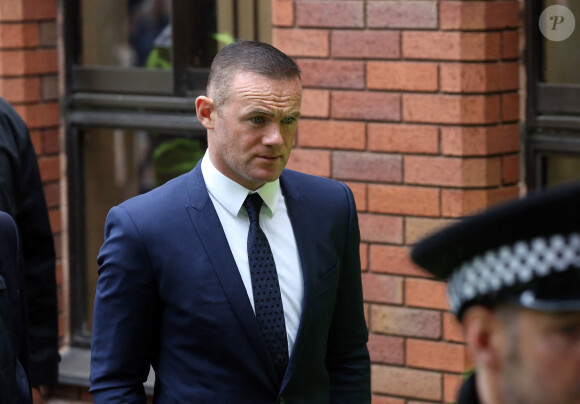 Wayne Rooney quitte le Palais de justice de Stockport. Il comparait pour conduite en état d'ébriété.