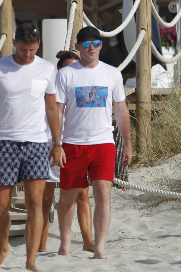 Wayne Rooney avec sa femme Coleen et leurs amis se relaxent en vacances à bord d'un yatch à Formentera le 24 juin 2017.