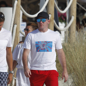Wayne Rooney avec sa femme Coleen et leurs amis se relaxent en vacances à bord d'un yatch à Formentera le 24 juin 2017.