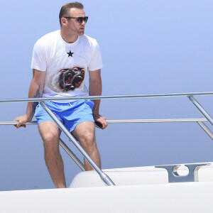 Exclusif - Wayne Rooney passe des vacances sur un yacht avec des amis à Ibiza en Espagne le 1er juillet 2016.