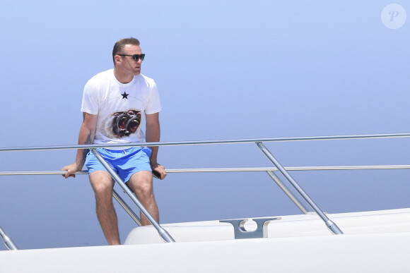 Exclusif - Wayne Rooney passe des vacances sur un yacht avec des amis à Ibiza en Espagne le 1er juillet 2016.