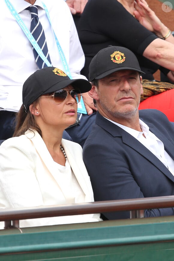 Jean-Luc Reichmann et sa femme Nathalie dans les tribunes lors du Tournoi de Roland-Garros à Paris, le 27 mai 2016. © Cyril Moreau/Bestimage