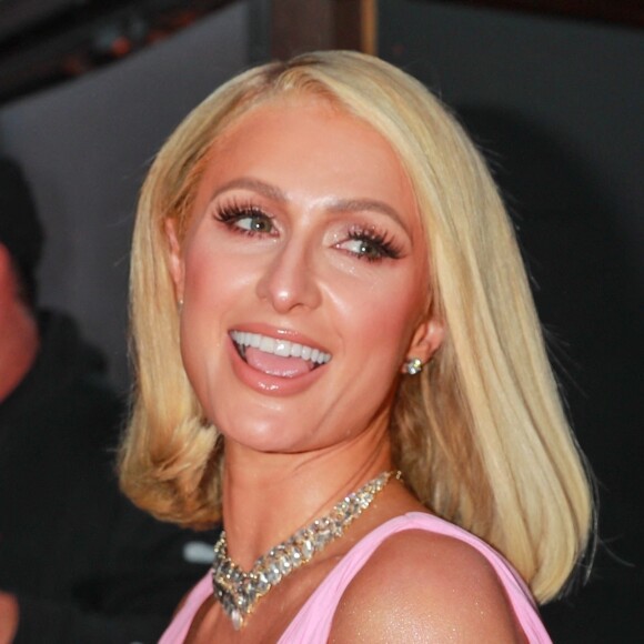 Paris Hilton arrive à la soirée précédant les Oscar au restaurant "Craig's" à Los Angeles