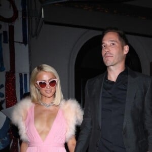 Paris Hilton, vêtue d'une robe Valentino rose, et son compagnon Carter Reum quittent la soirée précédant les Oscar au restaurant "Craig's" à Los Angeles, le 21 avril 2021. 