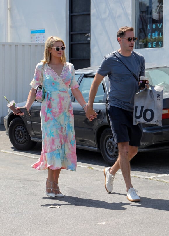 Paris Hilton et son fiancé Carter Reum sont allés faire du shopping à Urban Outfitters dans le quartier de Malibu à Los Angeles, le 4 juillet 2021 