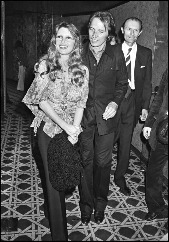 Brigitte Bardot et son compagnon le sculpteur Miroslav Brozek lors d'une exposition en avril 1976.