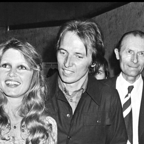 Brigitte Bardot et son compagnon le sculpteur Miroslav Brozek lors d'une exposition en avril 1976.