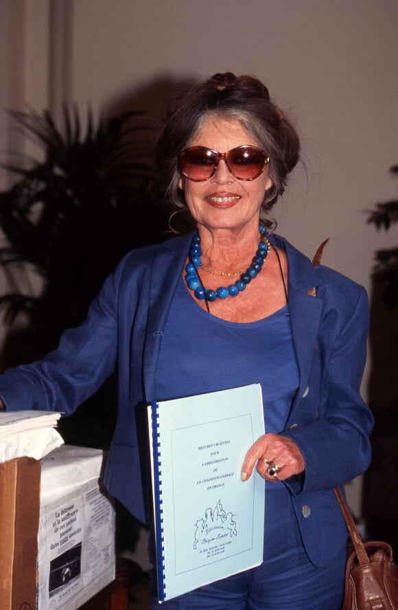 Brigitte Bardot au Ministère de l'Agriculture en 1995