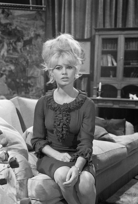 Brigitte Bardot sur un plateau de télévision, le 12 novembre 1962 © Jean-Claude Colin via Bestimage