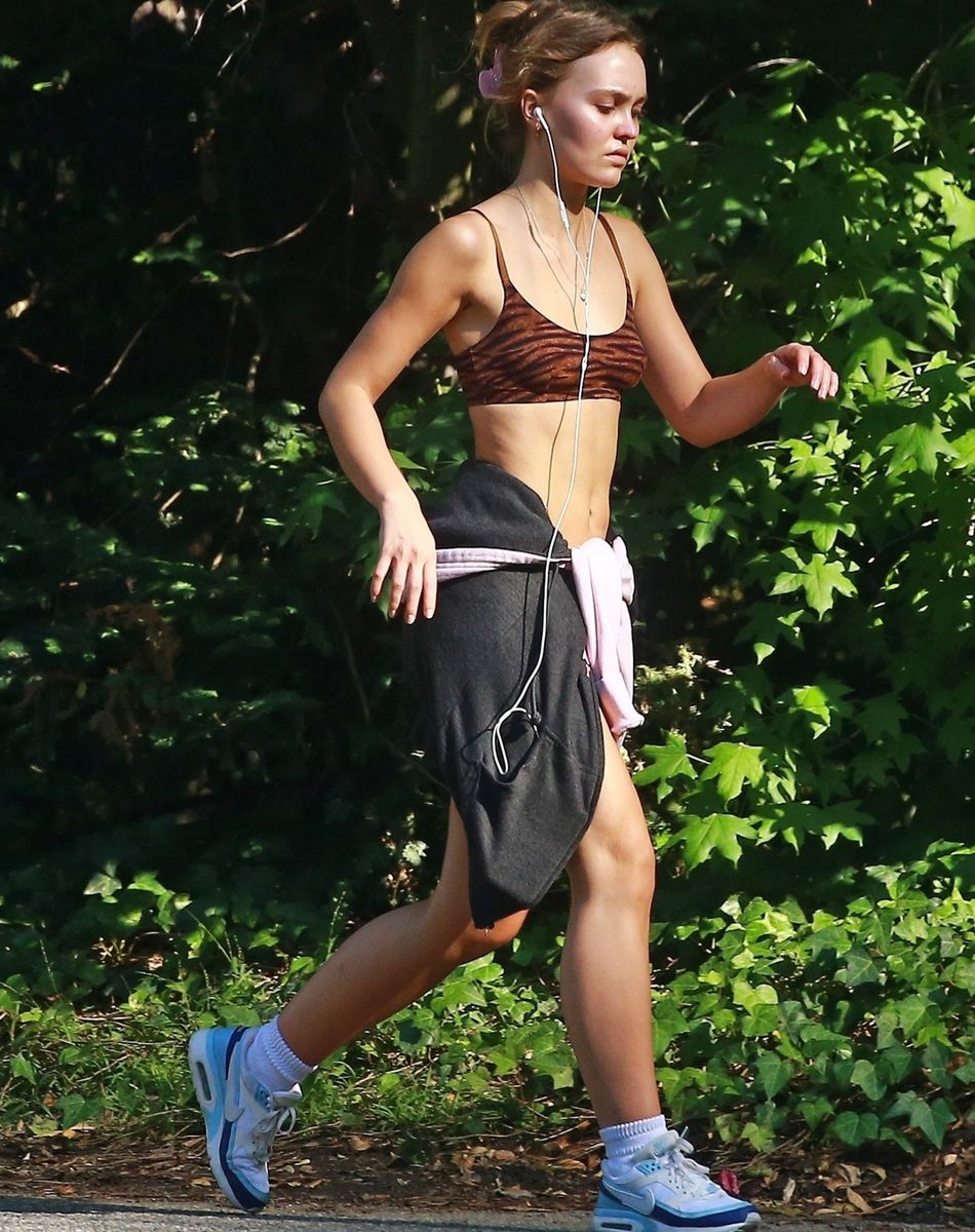 Exclusif - Lily-Rose Depp fait du sport dans les rues de Los Angeles, le 17 juin 2020.