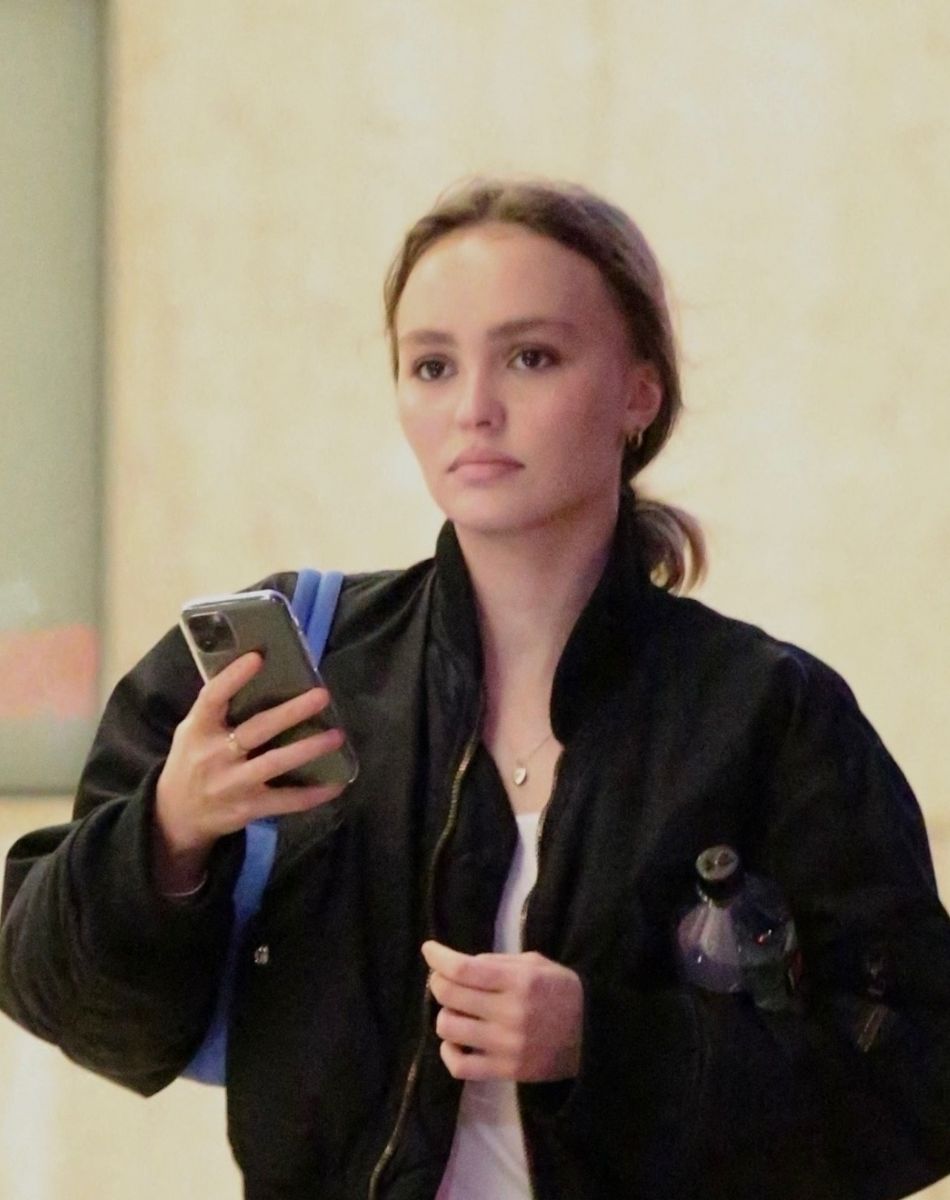 Exclusif - Lily-Rose Depp à la sortie d'un cinéma de Los Angeles, le 3 janvier 2020. Elle pose avec un fan avant de monter dans sa voiture.
