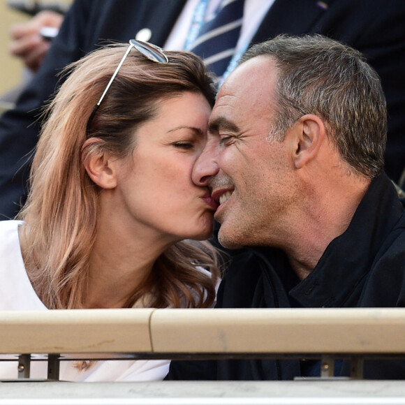 Nikos Aliagas et sa femme Tina dans les tribunes lors des internationaux de tennis de Roland Garros à Paris, France, le 31 mai 2019. © Jean-Baptiste Autissier/Panoramic/Bestimage