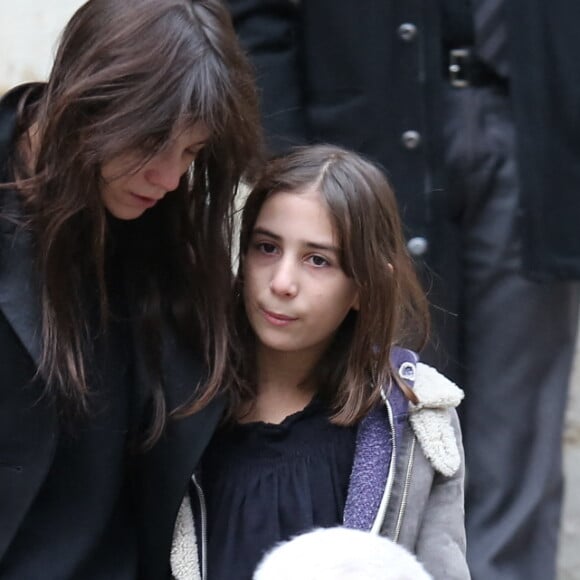 Charlotte Gainsbourg et sa fille Alice - Sortie des obseques de Kate Barry en l'eglise Saint-Roch a Paris. Le 19 decembre 2013