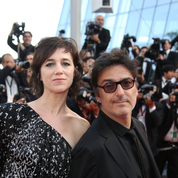 Charlotte Gainsbourg et Yvan Attal à la montée des marches du film "The Meyerowitz Stories" lors du 70ème Festival International du Film de Cannes, le 21 mai 2017. © Denis Guignebourg/Bestimage