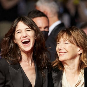 Charlotte Gainsbourg et sa mère Jane Birkin (habillée en Céline) - Montée des marches du film "Jane par Charlotte" lors du 74ème Festival International du Film de Cannes. Le 7 juillet 2021 © Borde-Jacovides-Moreau / Bestimage