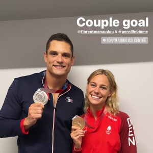 Florent Manaudou et sa compagne Pernille Blume avec leurs médailles aux Jeux Olympiques de Tokyo, le 1er août 2021.