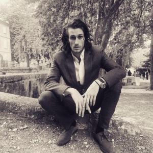 Jean-Baptiste Maunier les cheveux longs et lâchés. Il dévoile un nouveau look. Août 2021.