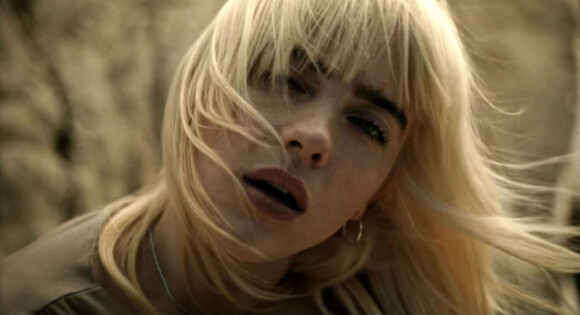 Billie Eilish avec anaconda dans le clip vidéo de sa chanson "Your Power".