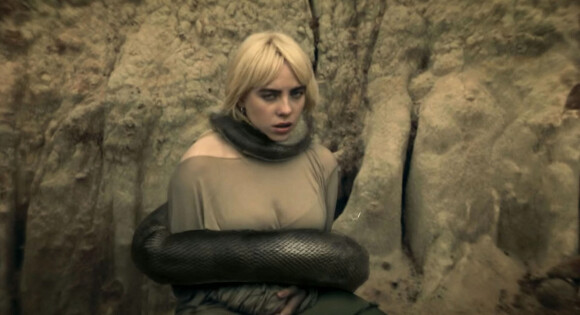 Billie Eilish avec anaconda dans le clip vidéo de sa chanson "Your Power".
